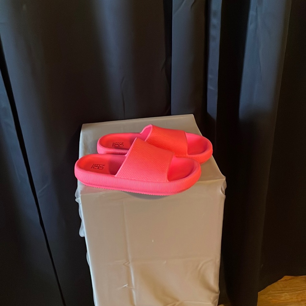 No boundaries women’s foam sandals size 7